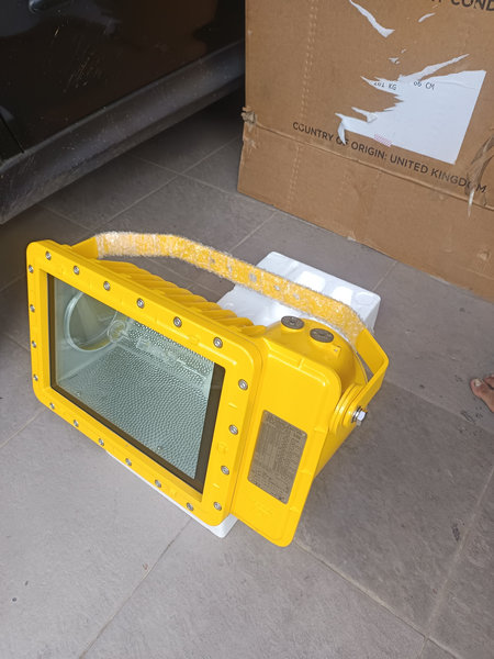 WAROM, EXPLOSION PROOF FLOODLIGHT BAT85-HIE400G (Inc  Tube Lamp)